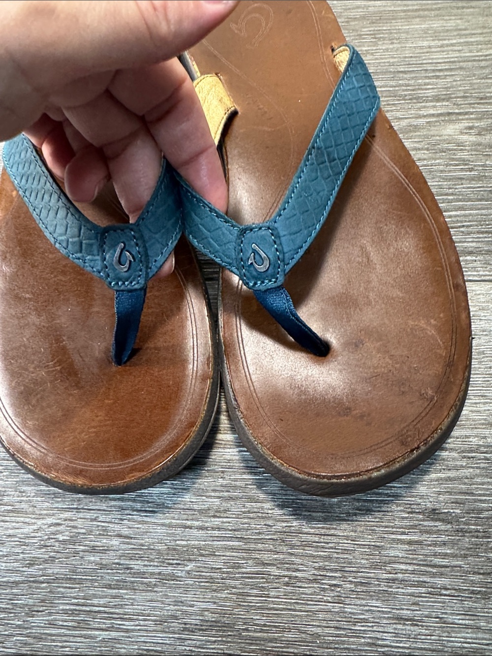 OluKai Brown Leather Flip Sandals with Teal Strap Sz 9 (h60) - Picture 3 of 6
